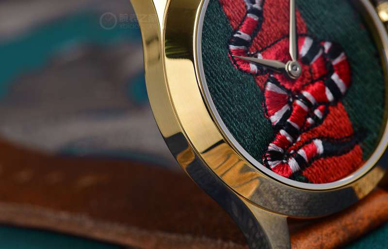 gucci鑵曡〃鐝犲疂绮捐嚧缁嗚妭鍖犲績鍛堢幇,gucci鏂版dive鏈烘鑵曡〃