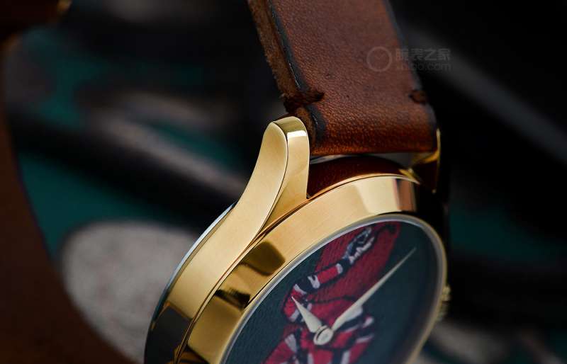 gucci鑵曡〃鐝犲疂绮捐嚧缁嗚妭鍖犲績鍛堢幇,gucci鏂版dive鏈烘鑵曡〃