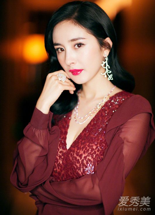 杨幂上海电影节红毯,杨幂拿下大奖久违高调