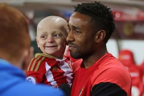 请不要再说他们矫情！此刻的足球的确无关生死，可展现的却是无限温情