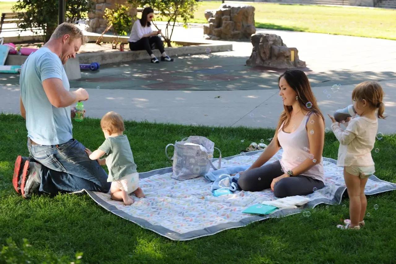 安慰婴儿的5s方法,给宝宝的安抚手法