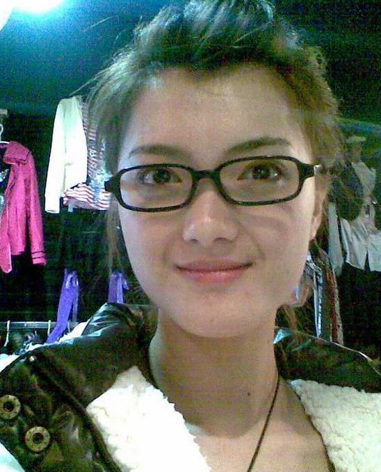 演《便衣警察》爆红,却息影经商巨亏,与齐秦传绯闻,今52岁仍单身