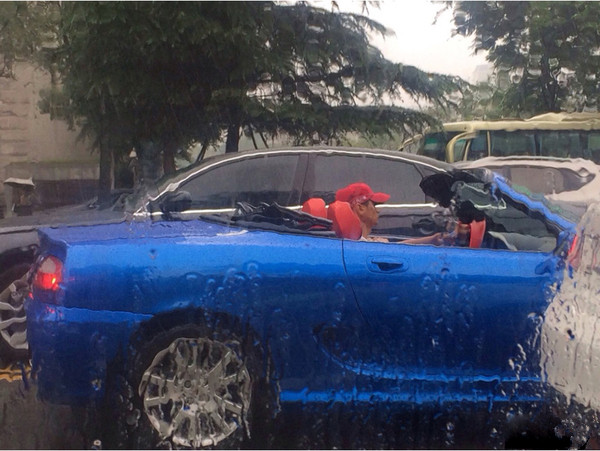 当敞篷车主遇到了下雨,下雨天汽车司机怎么应对