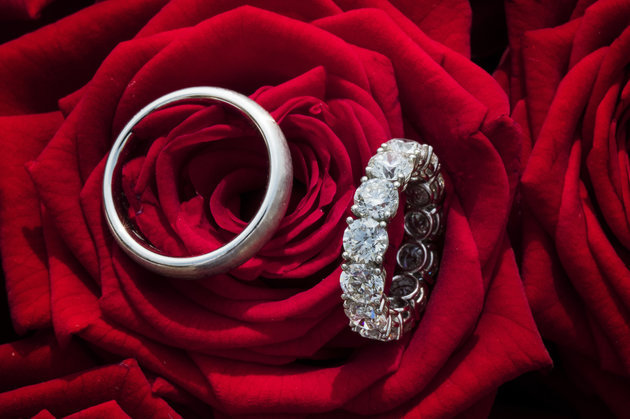 钻石,水晶还是含铅玻璃?施华洛世奇女继承人婚戒之谜