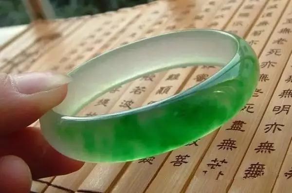 买手镯选什么样的款式好,买手镯要买什么样的比较好