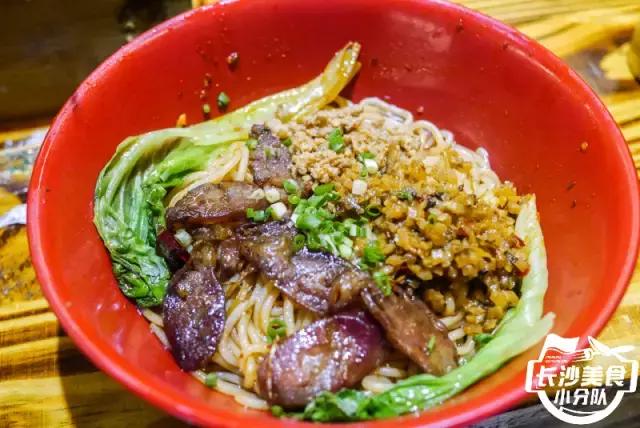 这家远离热门宵夜圣地的湘西烧烤店凭什么吸引食客？