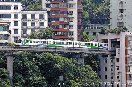 重庆真的是一个神奇之城,天桥在22楼大马路修在楼顶汽车要坐电梯