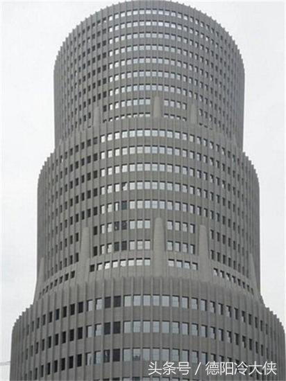 重庆真的是一个神奇之城,天桥在22楼大马路修在楼顶汽车要坐电梯