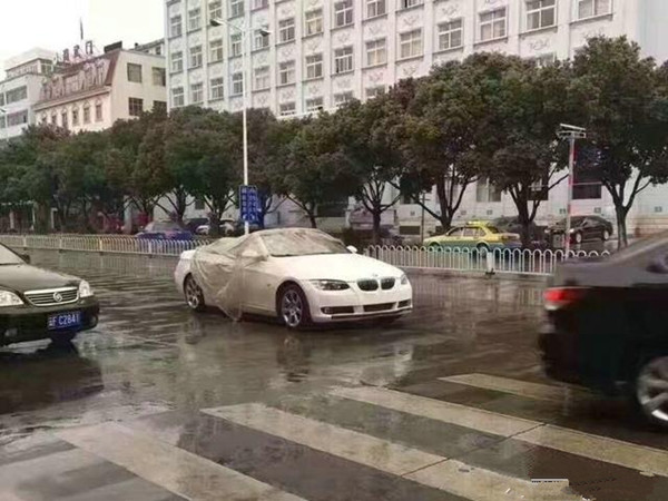 当敞篷车主遇到了下雨,下雨天汽车司机怎么应对