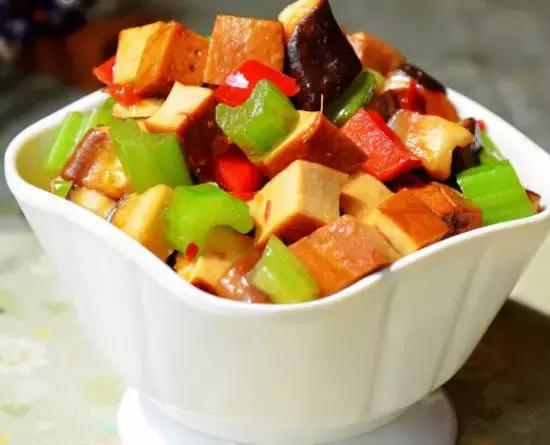 美味又好吃的香干子做法,家常美味西芹香干简单易做好下饭