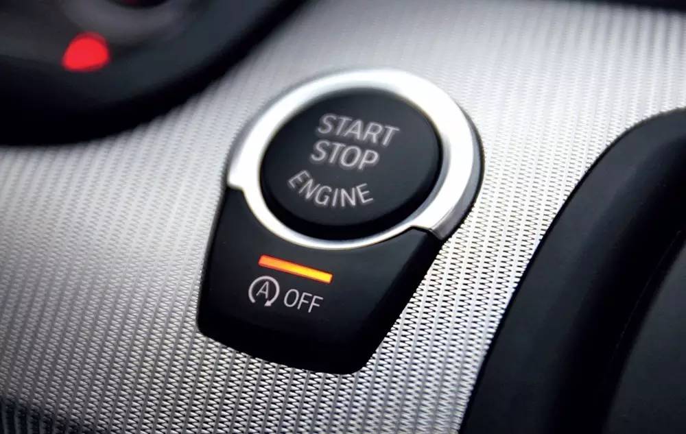 下雨路面开车技巧,开车下雨天走石子路技巧