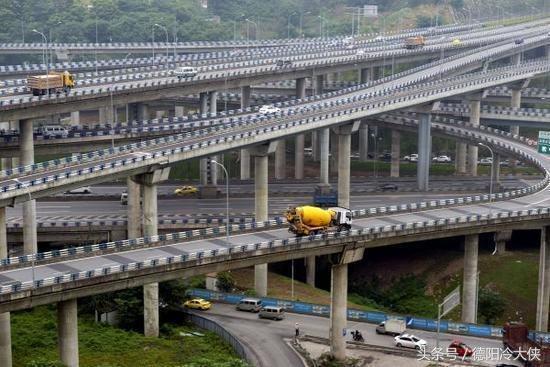 重庆真的是一个神奇之城,天桥在22楼大马路修在楼顶汽车要坐电梯