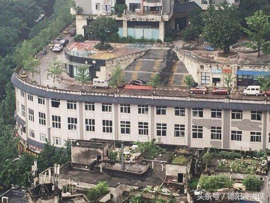 重庆真的是一个神奇之城,天桥在22楼大马路修在楼顶汽车要坐电梯
