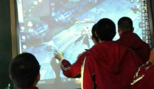 如果你遇到了很坑的队友，先别急着骂他，因为你永远不知道你的队友再用什么玩王者荣耀！