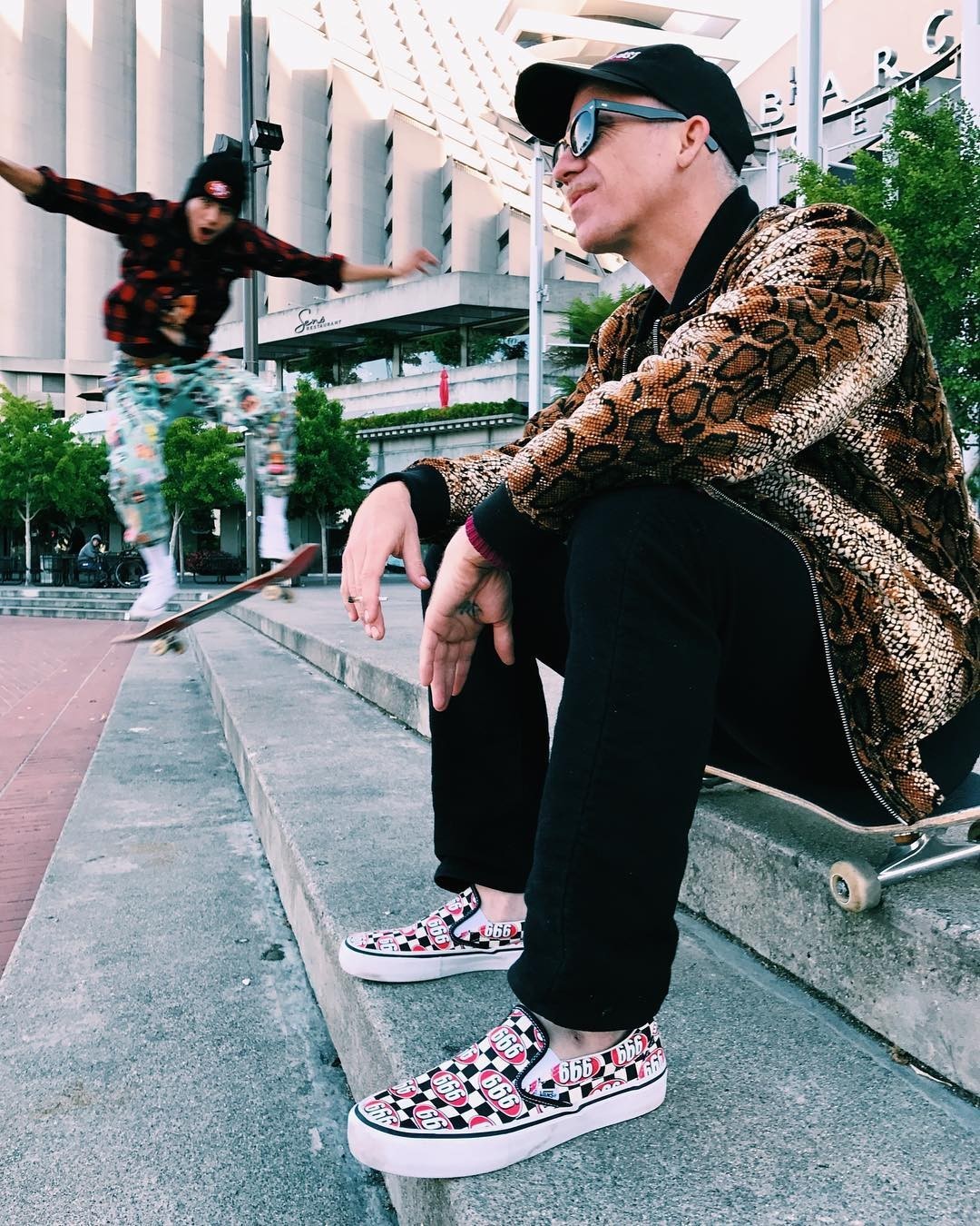 什么样的vans一看就是正品,同一款vans价钱不一样区别在哪