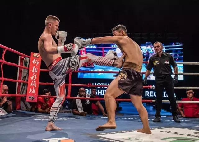 中国小将擂台打倒日本选手,中国小将逆转罗马