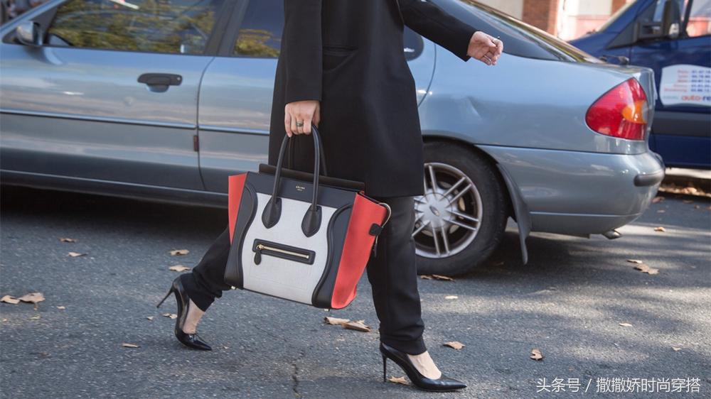 你说Celine“笑脸包”out了?绝对的No!