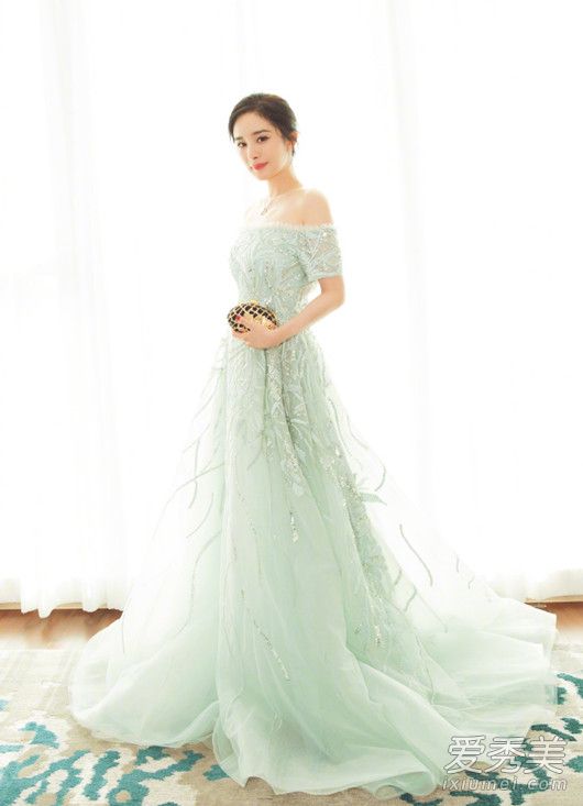 杨幂上海电影节红毯,杨幂拿下大奖久违高调