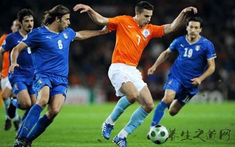 踢足球为什么要穿钉鞋,踢足球为什么要用钢钉鞋