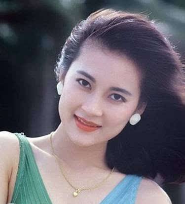 演《便衣警察》爆红,却息影经商巨亏,与齐秦传绯闻,今52岁仍单身