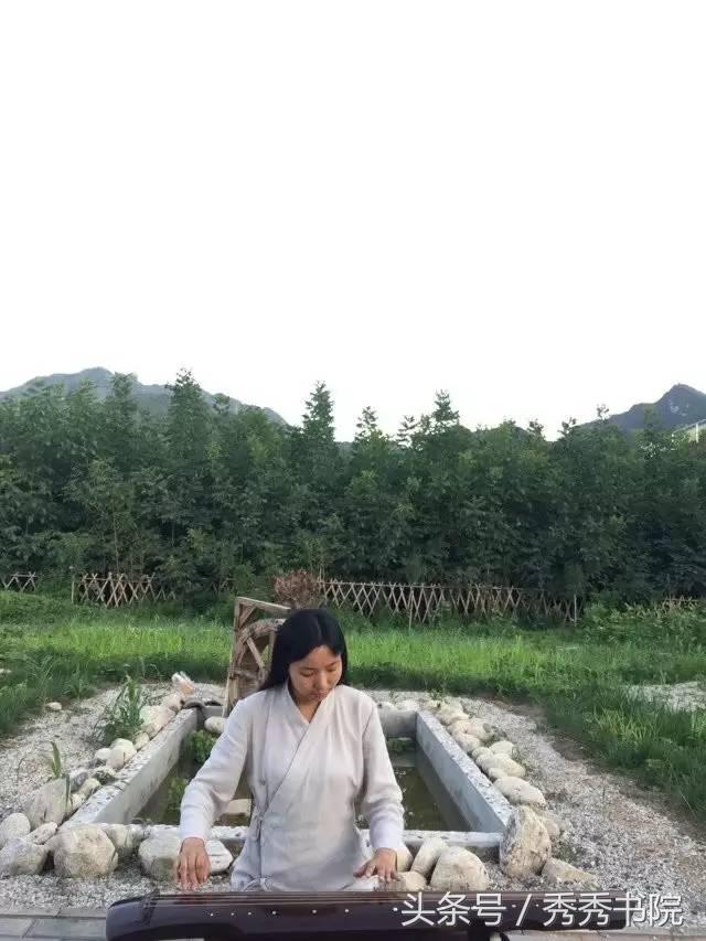 茅檐低小,溪边青草亦听书