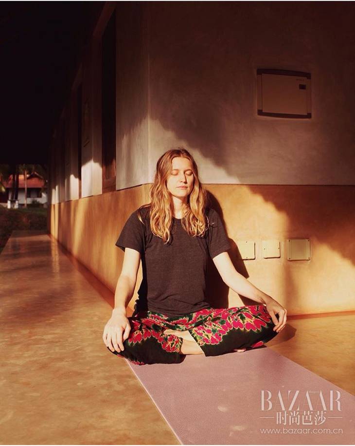 旅行照这么摆pose就很好看,出门旅游拍照姿势ins