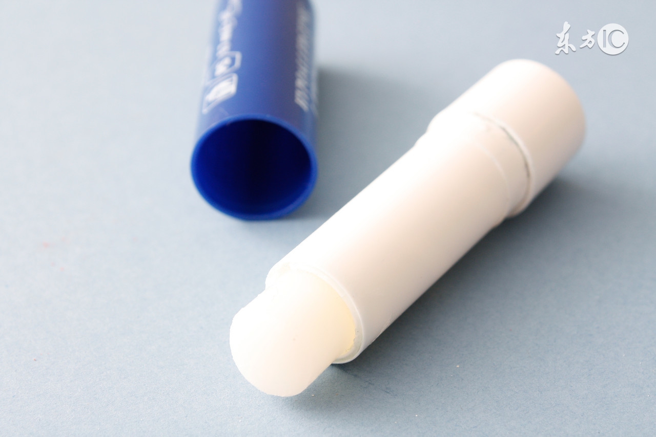 胳膊有伤痕夏天如何穿衣,穿着衣服擦伤怎么处理