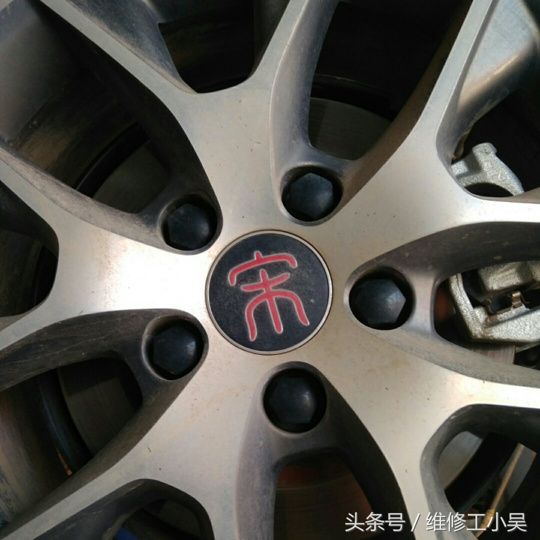 汽车底盘剐蹭要不要修复,底盘被磕碰开车危险吗有防护板