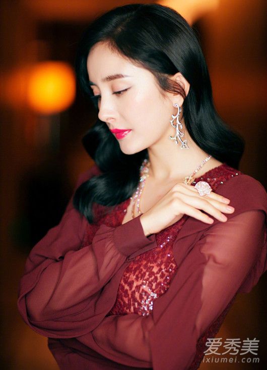 杨幂上海电影节红毯,杨幂拿下大奖久违高调