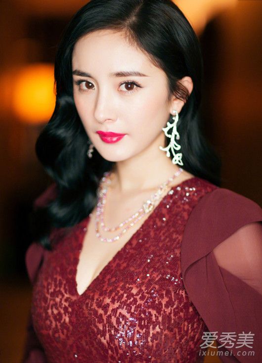 杨幂上海电影节红毯,杨幂拿下大奖久违高调