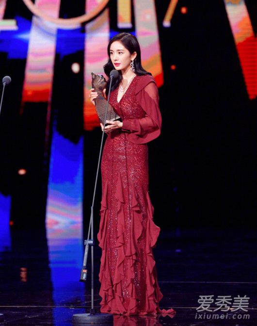杨幂上海电影节红毯,杨幂拿下大奖久违高调