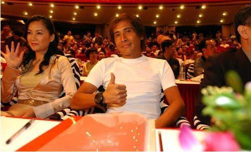 演《便衣警察》爆红,却息影经商巨亏,与齐秦传绯闻,今52岁仍单身