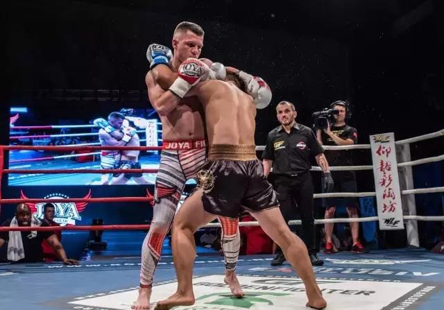 中国小将擂台打倒日本选手,中国小将逆转罗马