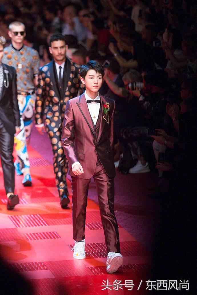 王俊凯综艺穿蓝衣服,王俊凯在综艺中的衣服