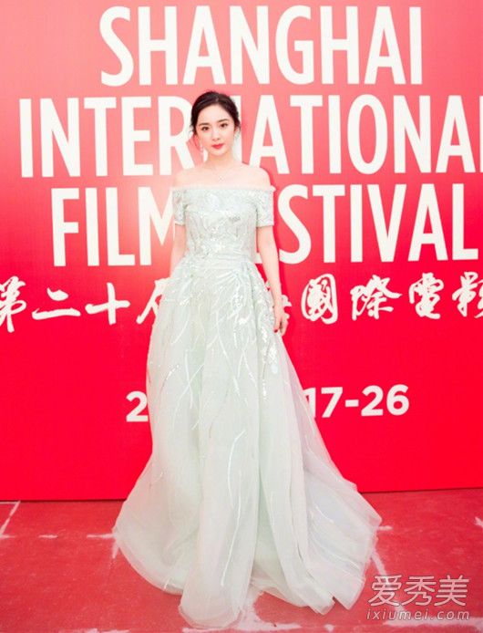 杨幂上海电影节红毯,杨幂拿下大奖久违高调