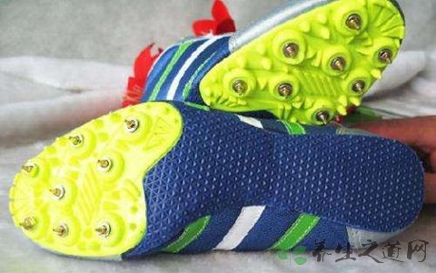 踢足球为什么要穿钉鞋,踢足球为什么要用钢钉鞋