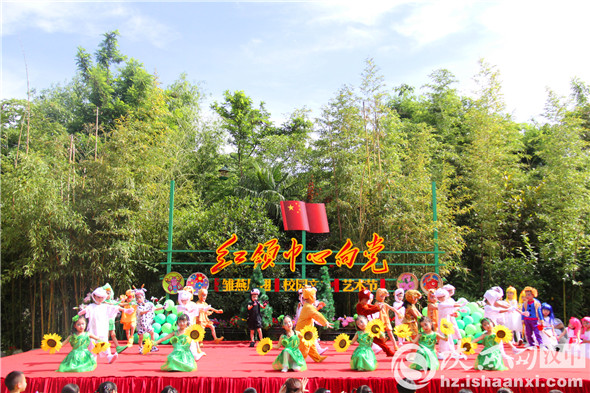 山沟沟里来了“洋老师”不仅教书还扶贫