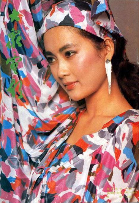 演《便衣警察》爆红,却息影经商巨亏,与齐秦传绯闻,今52岁仍单身