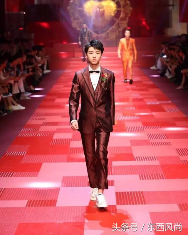 王俊凯综艺穿蓝衣服,王俊凯在综艺中的衣服