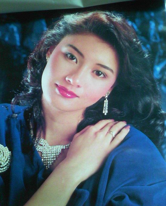 演《便衣警察》爆红,却息影经商巨亏,与齐秦传绯闻,今52岁仍单身