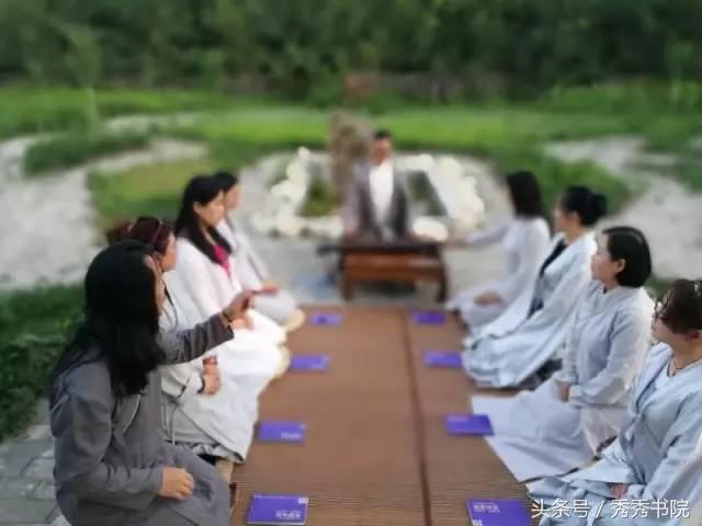 茅檐低小,溪边青草亦听书