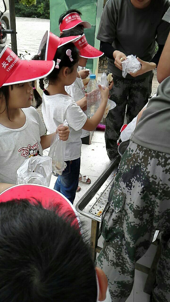 幼儿园毕业班夏令营活动,幼儿园大班毕业夏令营走进小学