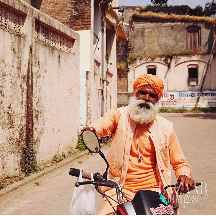 旅行照这么摆pose就很好看,出门旅游拍照姿势ins