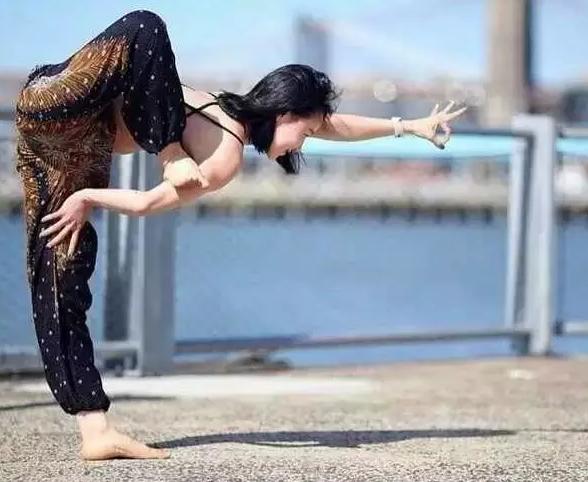 瑜伽能不能治疗驼背，答案是肯定的