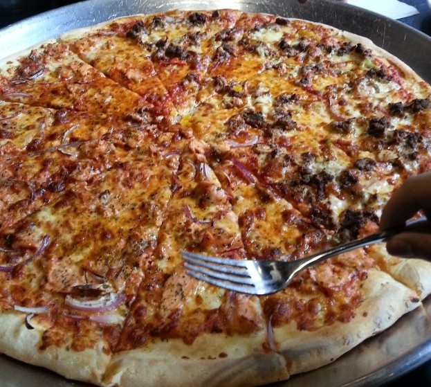 必胜客垃圾桶披萨,垃圾桶里披萨