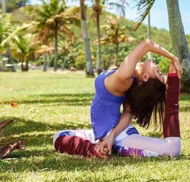 瑜伽能不能治疗驼背，答案是肯定的