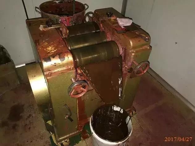 惊心！你高价代购的资生堂、欧莱雅、倩碧可能是假的！化工桶装满不知名原料，成本仅几毛钱！