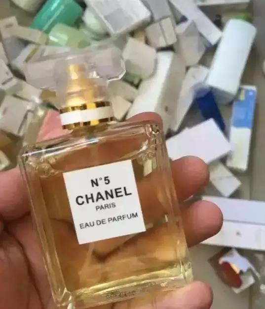 你往嘴上涂的资生堂、NARS、伊蒂之屋可能是假的!制作过程看吐了