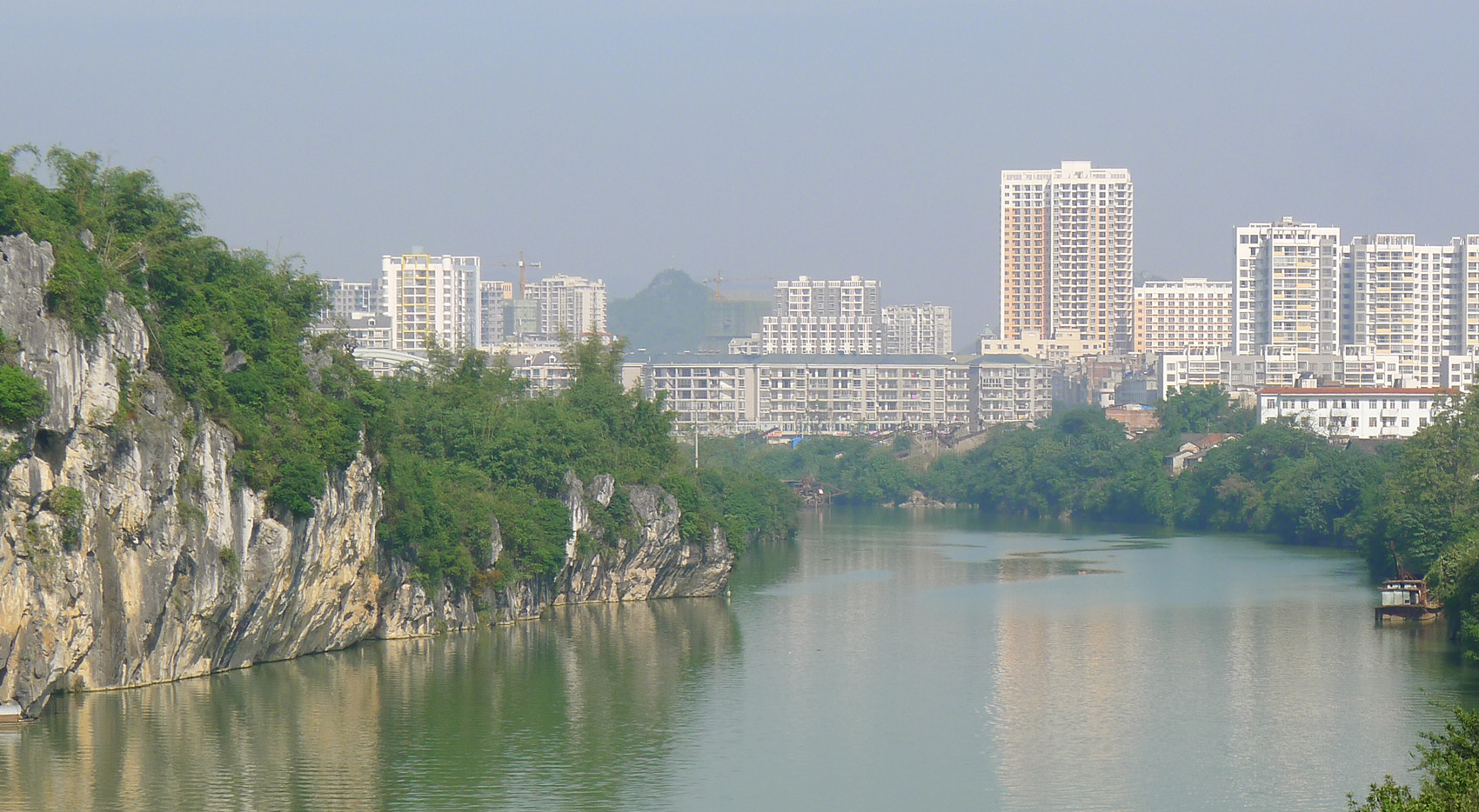 广西的一个县因富含铝土矿而闻名，连续多年跻身西部县域经济百强县