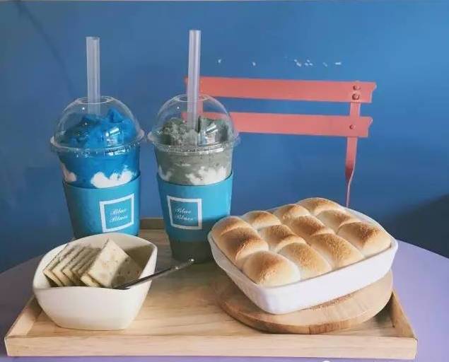 韩国Blue Blues咖啡馆的蓝天奶昔，人人都爱举着拍照